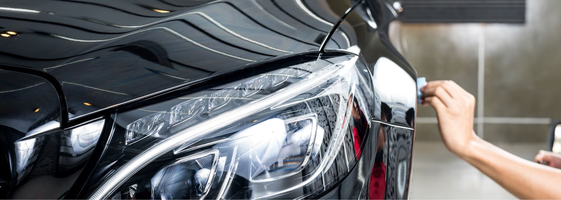 Auto-Detailing: Hochglanzpolitur an schwarzem Fahrzeug